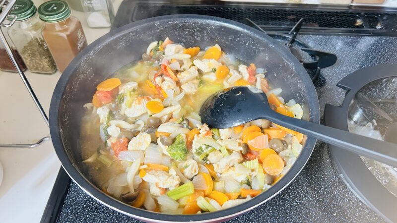 野菜を煮込んでいる