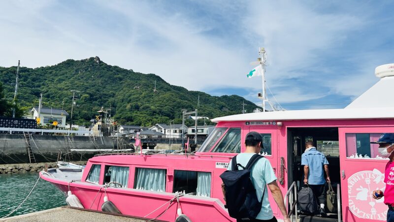 大久野島へ向かうピンク色の可愛いフェリー