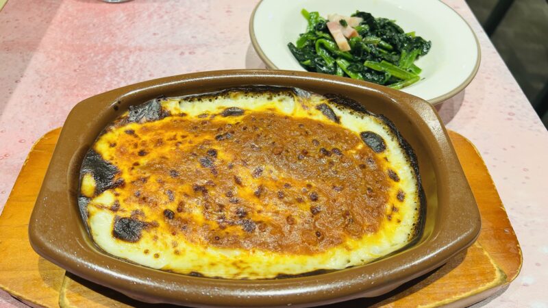 クリニック前の腹ごしらえに食べたサイゼリヤのミラノ風ドリアとほうれん草のソテー