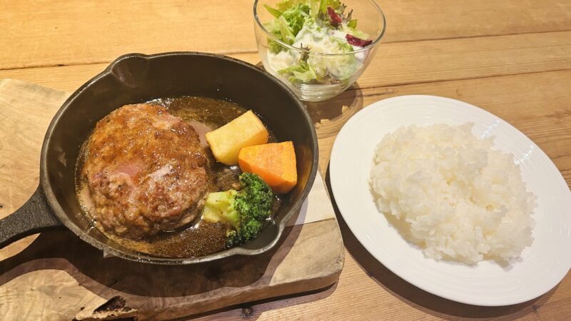 友人とランチで頼んだハンバーグセット