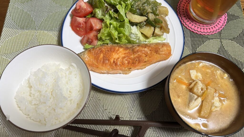 食事管理に気を付けた朝食、鮭の塩焼き定食
