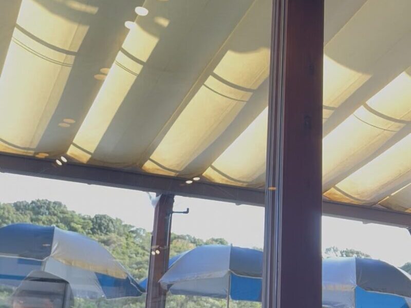 カフェのテラス席の景色