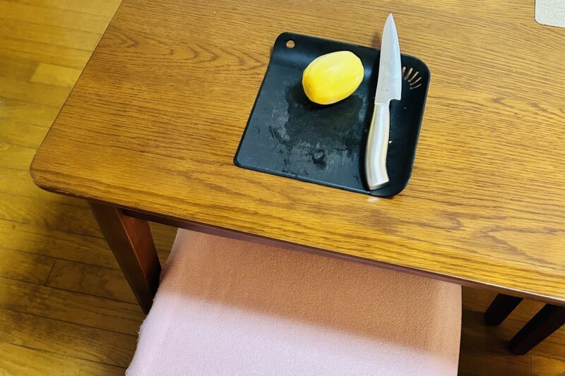 キウイを座って切る時の光景