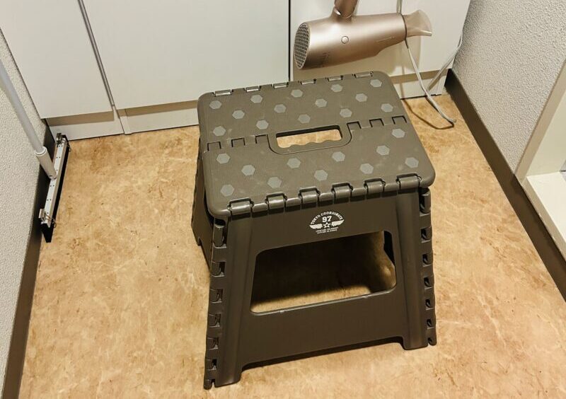 洗面所に常備している折り畳み椅子、髪を乾かすときに座ってる