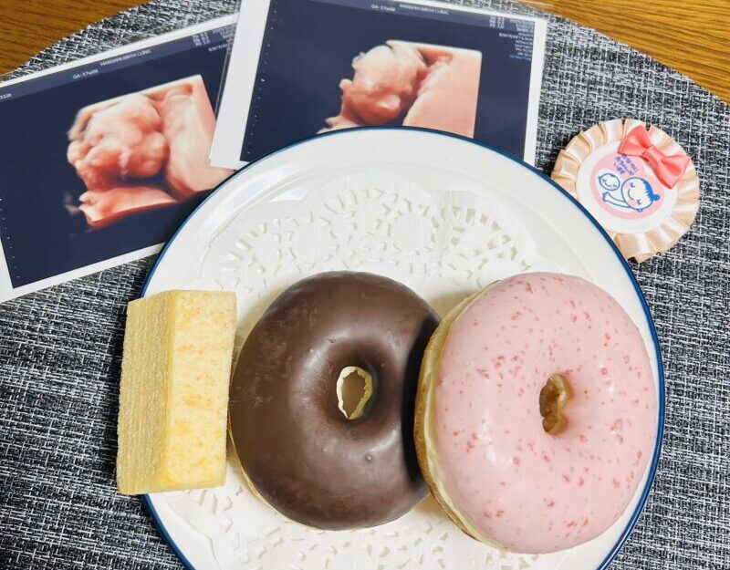 出産まで残り100日の日に用意したお菓子とエコー写真など