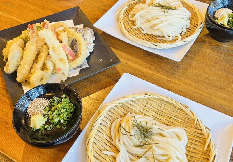 香川県で大人気のうどん屋さん、まはろの天ぷら盛り合わせとうどん