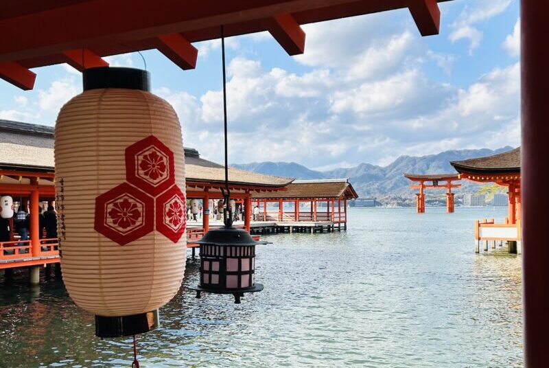 厳島神社の中から大鳥居を背景に