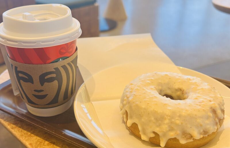 スタバで頼んだデカフェコーヒーとドーナツ