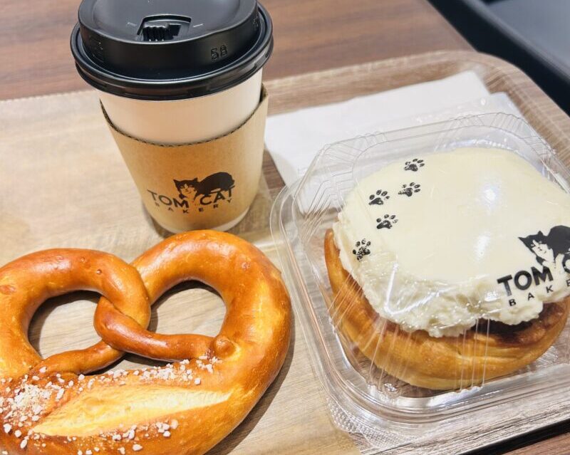 トムキャットベーカリーで頼んだ、パン2種とデカフェコーヒー