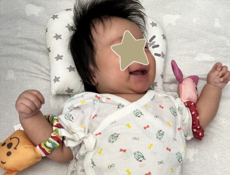プーさんのおもちゃに喜ぶ生後3か月の赤ちゃん