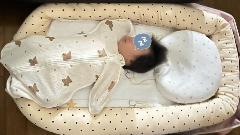 寝相が悪い生後三か月の赤ちゃん