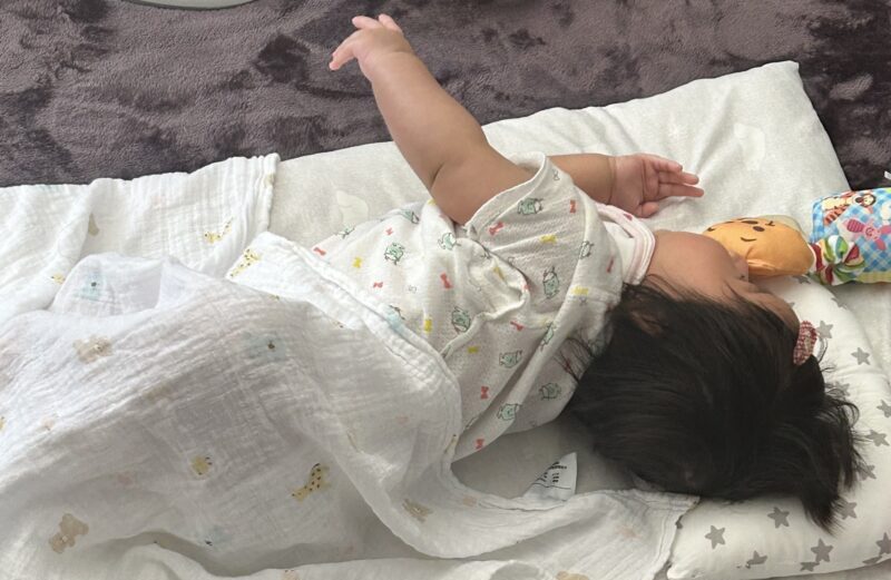 寝返りしそうでしない生後4か月のはぴまるちゃん