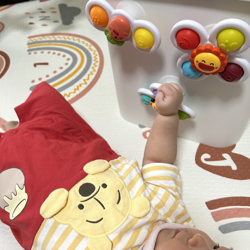 ハンドスピナーで遊ぶ赤ちゃん