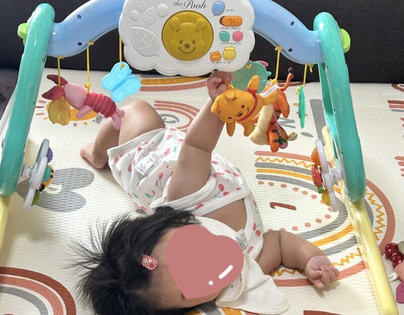 プーメリーで遊ぶ赤ちゃん