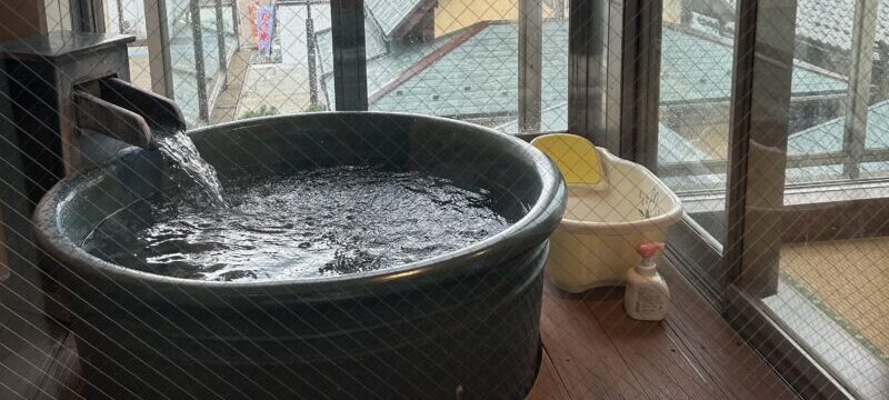 客室の露天風呂と貸し出し用のベビーバス