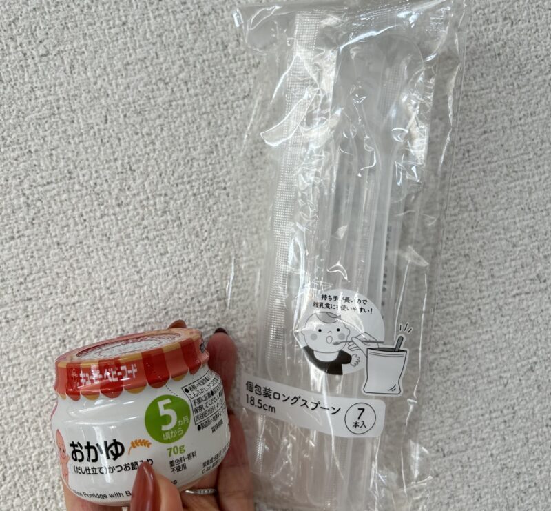 ベビーフードと使い捨てスプーン