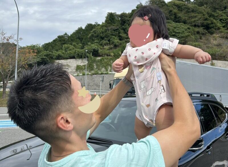 サービスエリアでのびのびする赤ちゃん