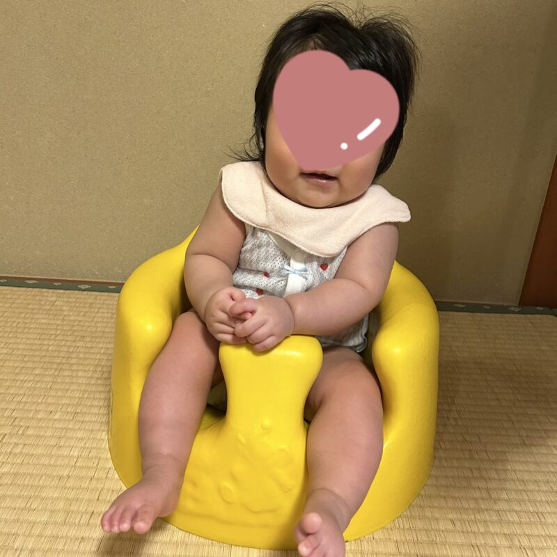 お利口さんに待つ赤ちゃん