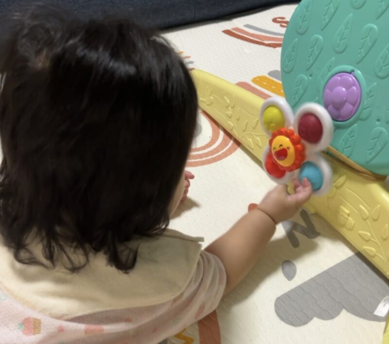 ハンドスピナーに夢中のはぴまるちゃん