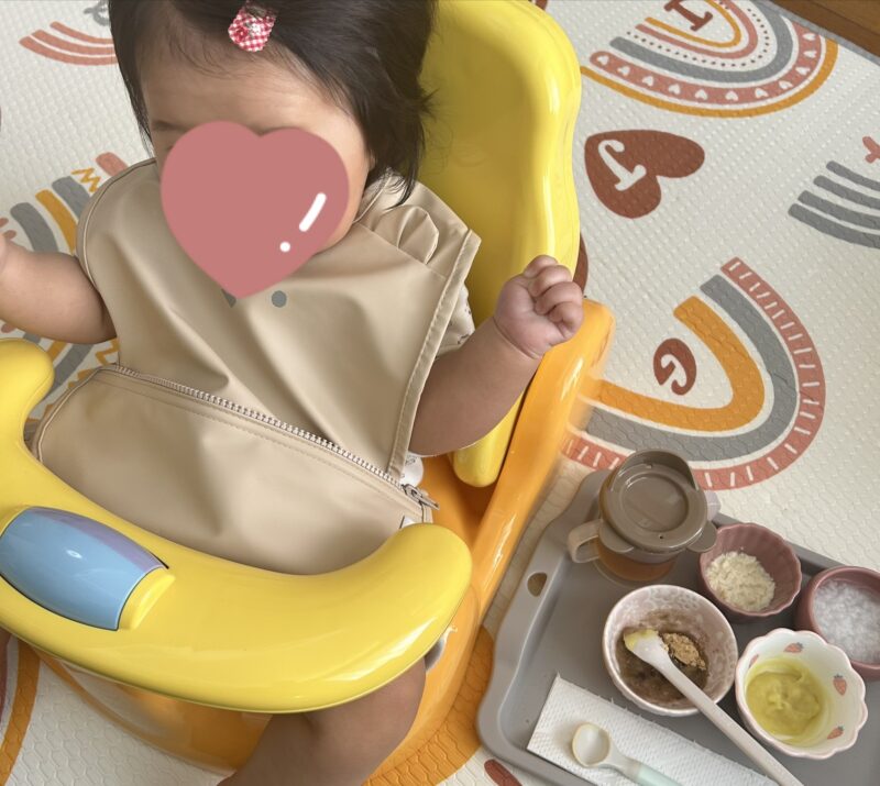 離乳食前のスタンバイしているはぴまるちゃん